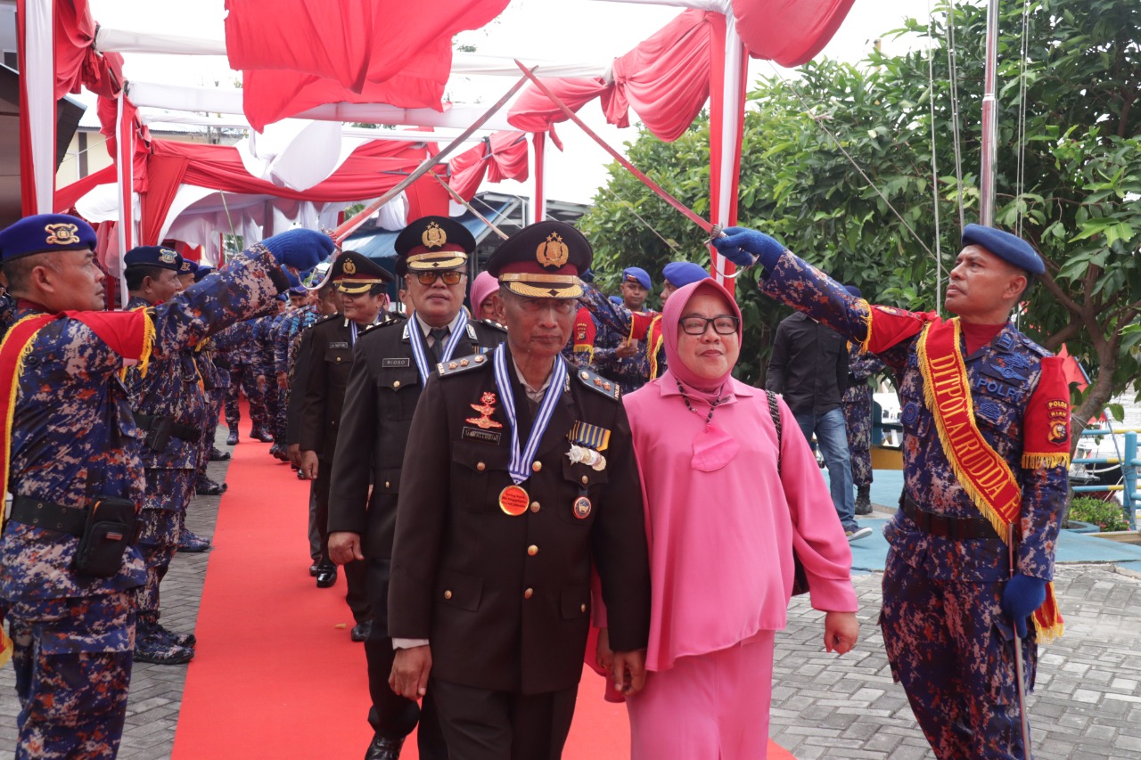 Tradisi Pedang Pora Purna Bhakti Personil Ditpolairud Polda Riau